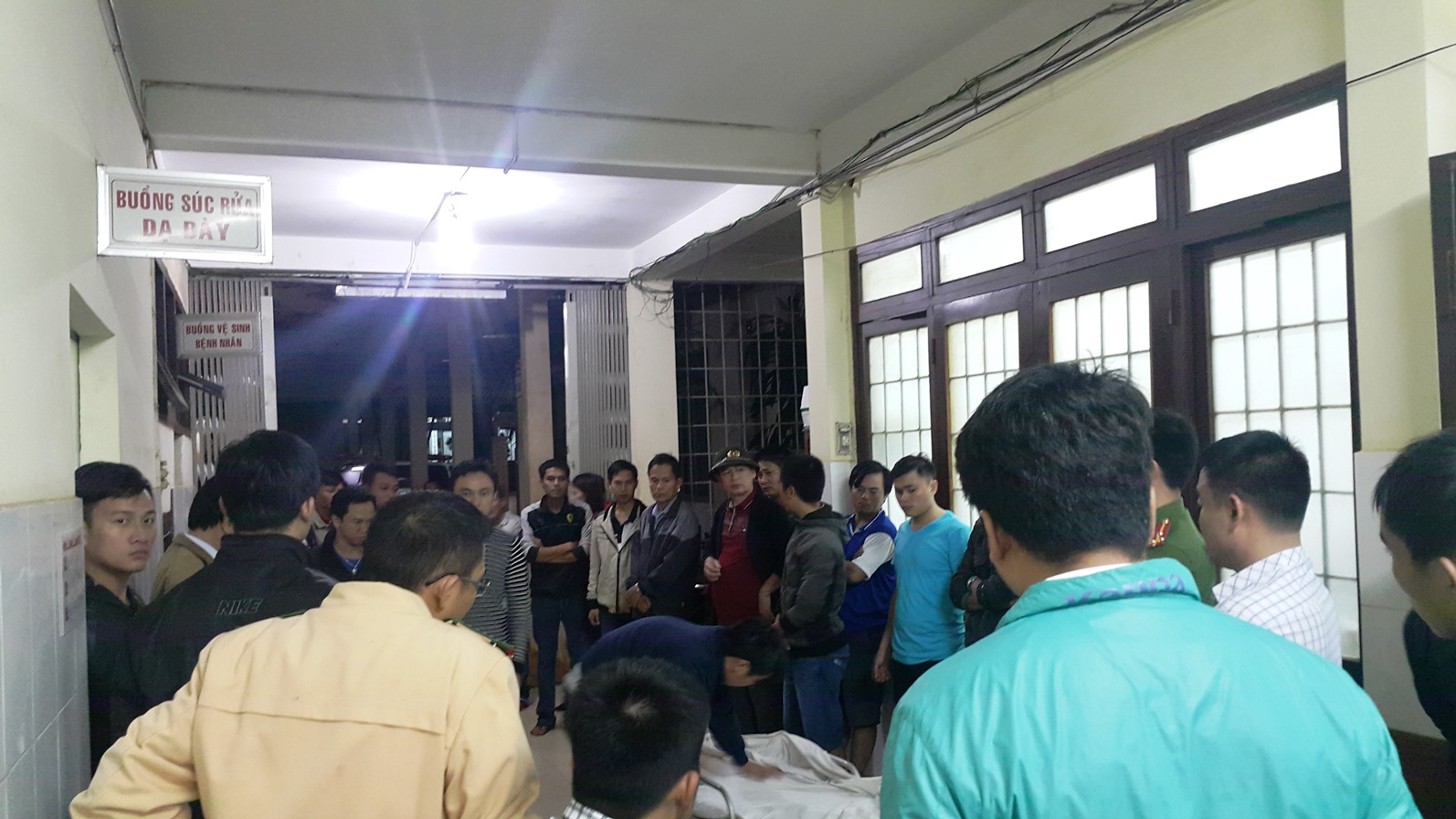 
Một nạn nh&acirc;n được đưa tới bệnh viện trong đ&ecirc;m 12-12

