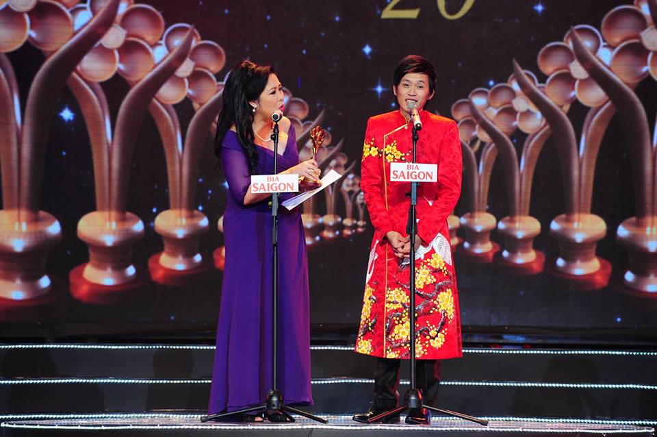 Nghệ sĩ Hoài Linh nhận Giải Diễn viên hài được yêu thích nhất tại lễ trao giải Mai Vàng lần thứ 20- 2014. Ảnh: Hoàng Triều