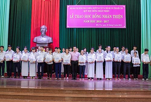 Trao học bổng cho học sinh nghèo vượt khó