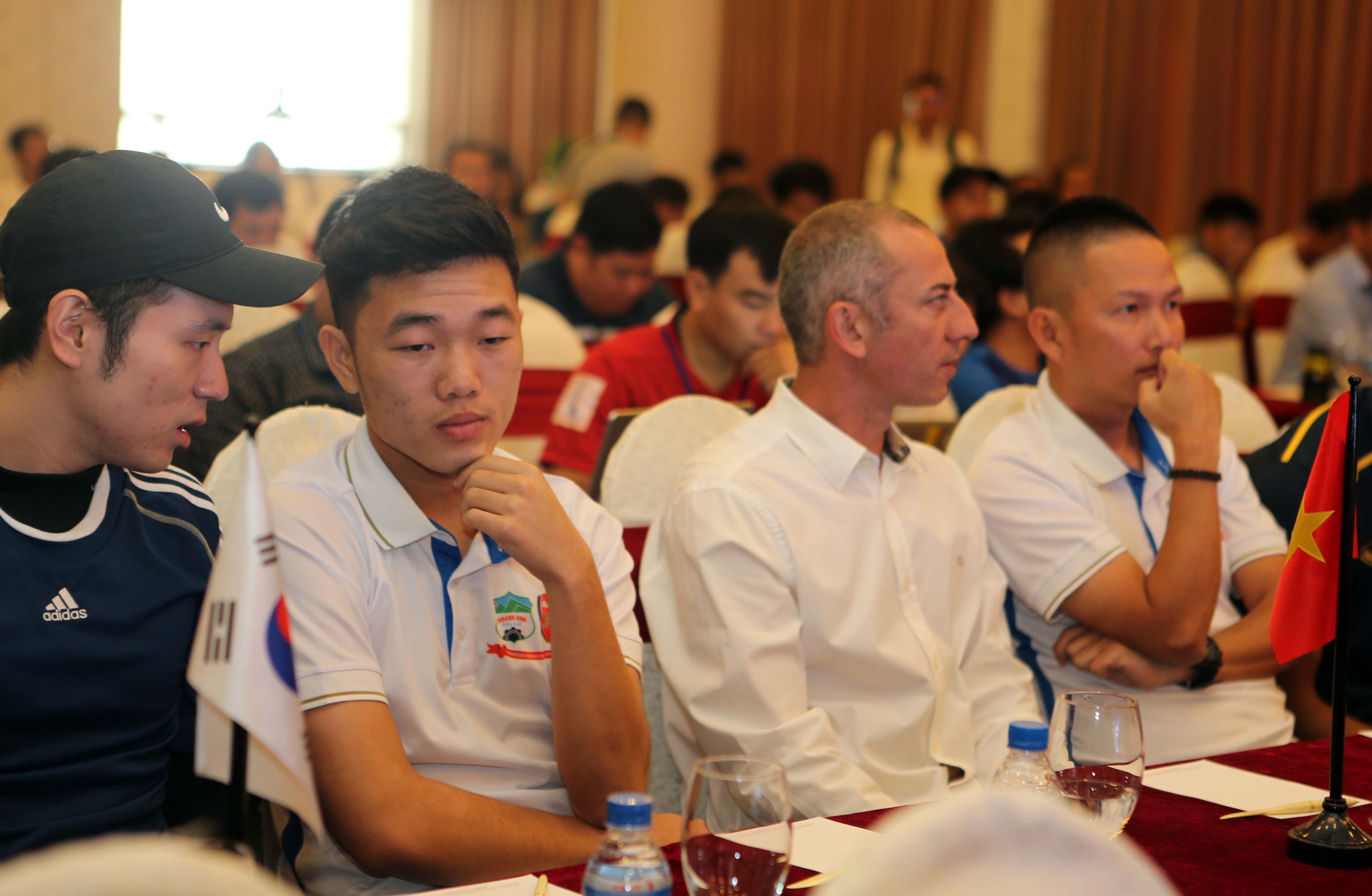 Xuân Trường đang trao đổi với một HLV người Hàn Quốc