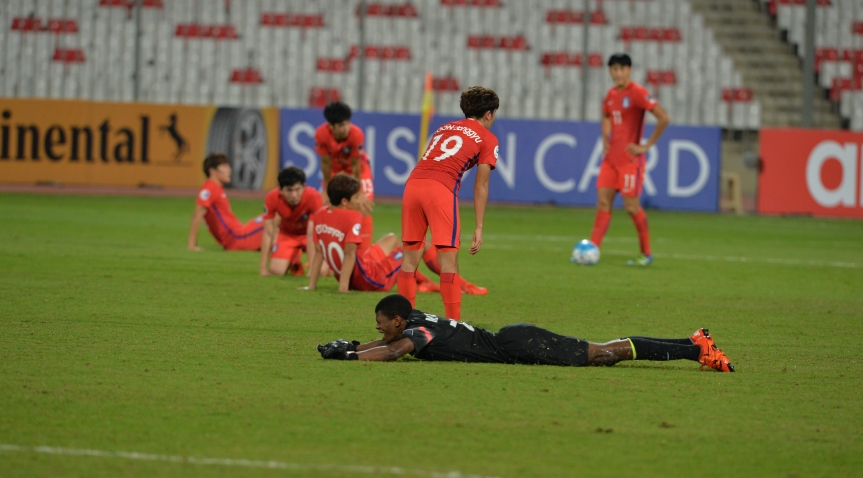 Nỗi buồn của U19 H&agrave;n Quốc sau khi bị loại