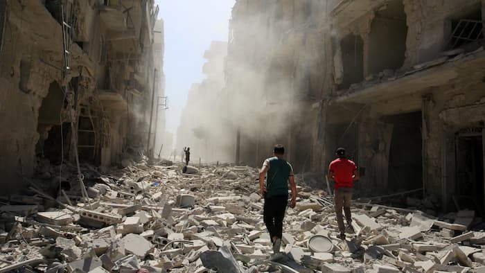 
Khu phố al-Qaterji ở TP Aleppo tan hoang h&ocirc;m 25-9. Ảnh: REUTERS
