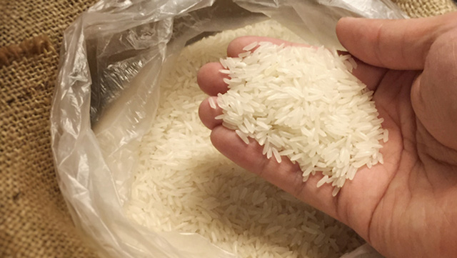 
Tuyệt đối kh&ocirc;ng được lấy gạo từ trong t&uacute;i v&igrave; đ&acirc;y l&agrave; điều cực kỳ tối kỵ trong phong thủy
