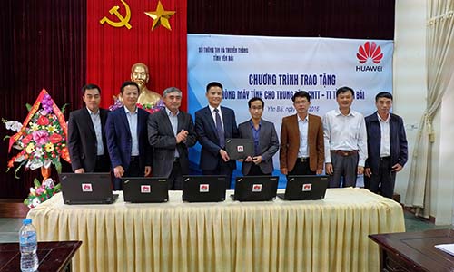 Huawei Việt Nam tặng máy tính
