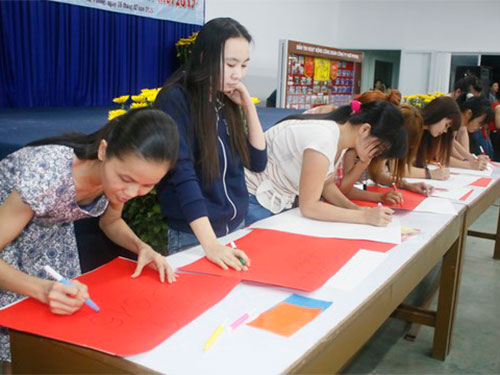 Liên hoan tiếng hát công nhân Huê Phong
