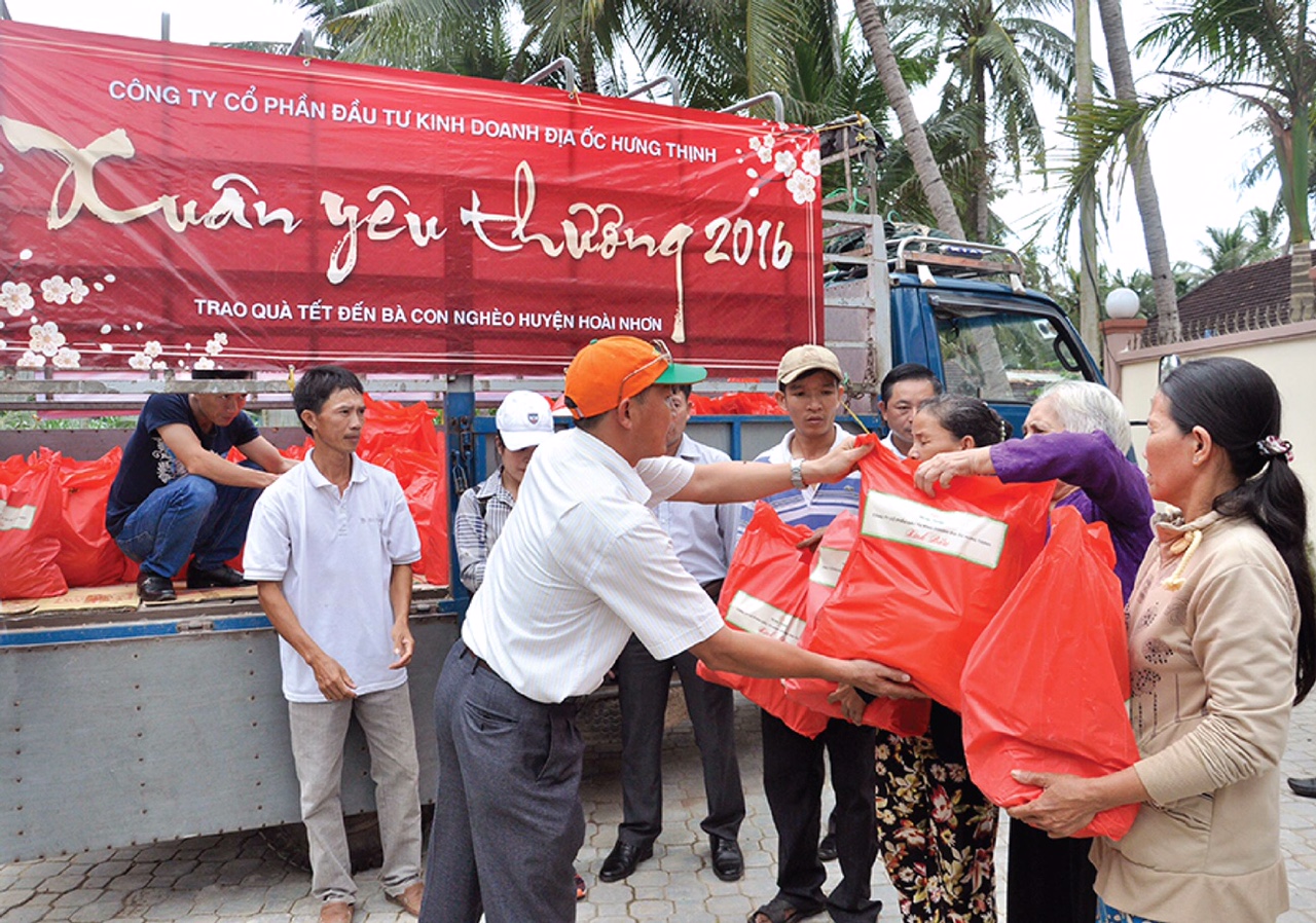 Hưng Thịnh chi 9 tỉ đồng mua vở tặng học sinh vùng lũ