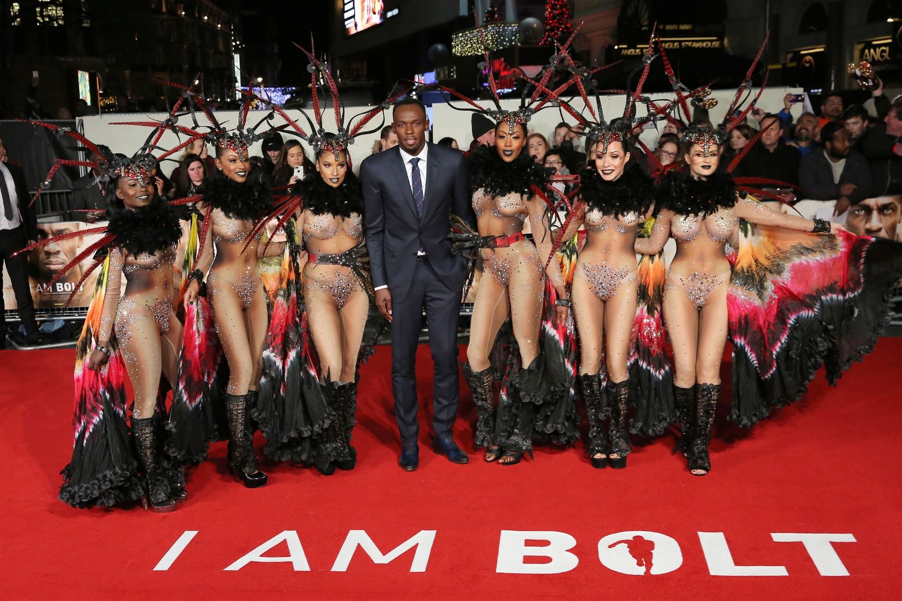 Usain Bolt đã thuê 6 người đẹp bikini vây quanh mình cho buổi lễ thêm hoành tráng