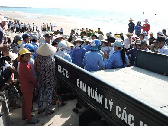 Vũng Tàu ra quân dọn dẹp bãi biển