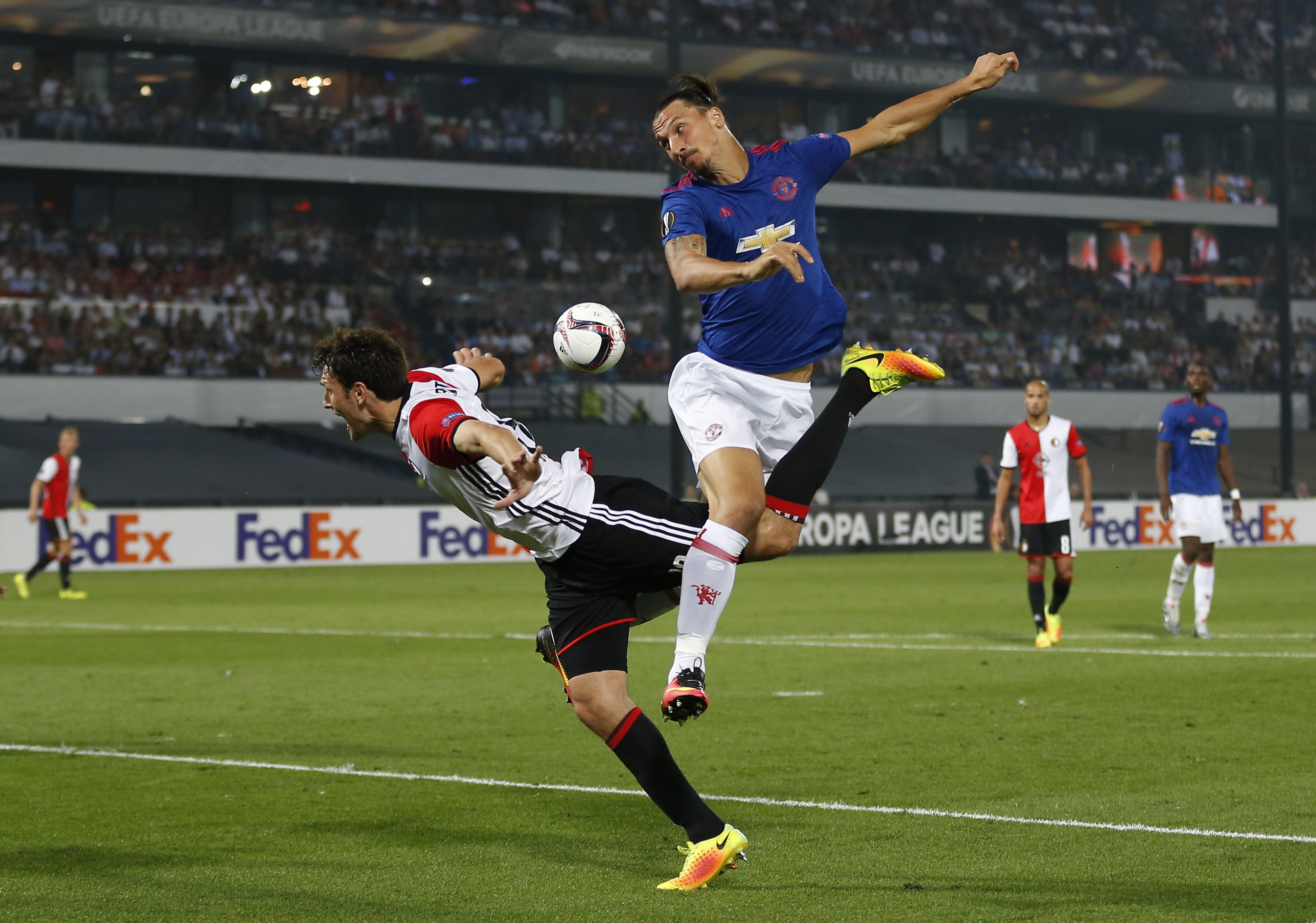 Zlatan Ibrahimovic cũng bất lực trước h&agrave;ng ph&ograve;ng ngự của Feyenoord