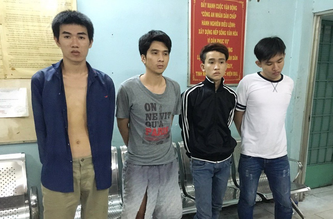Trinh sát truy đuổi trộm leo cổng rào, trèo nóc nhà như phim