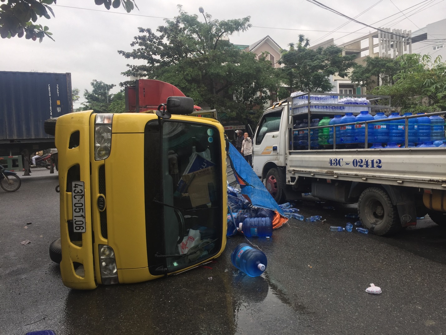 
Hiện trường chiếc xe tải bị lật sau khi xảy ra tai nạn li&ecirc;n ho&agrave;n
