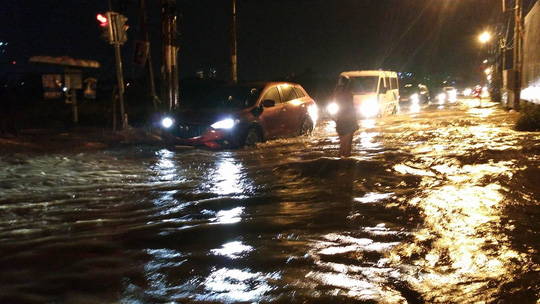 TP HCM ngập nặng nhiều nơi, cây bật gốc đè ô tô
