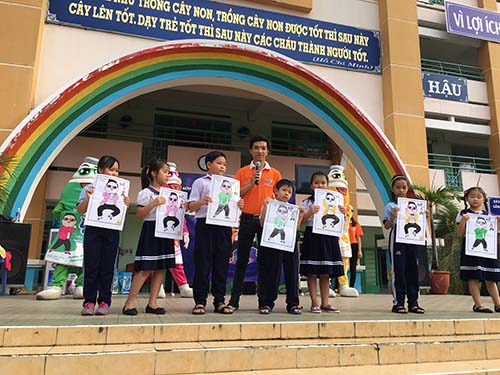 Ngắm t&aacute;c phẩm của c&aacute;c họa sĩ nh&iacute;