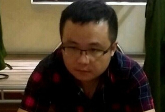 Từ trên xuống: Chen Jin Sheng và Liu Jun Peng tại cơ quan công an