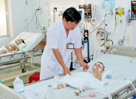 Tưởng nước ngọt, 3 anh em ruột uống chai thuốc diệt cỏ