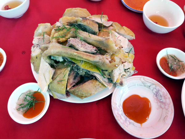 Ngọt ngon gà râu hấp muối