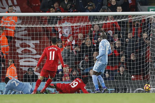 Tiền vệ Imbula ph&aacute; b&oacute;ng v&agrave;o lưới nh&agrave; Stoke City