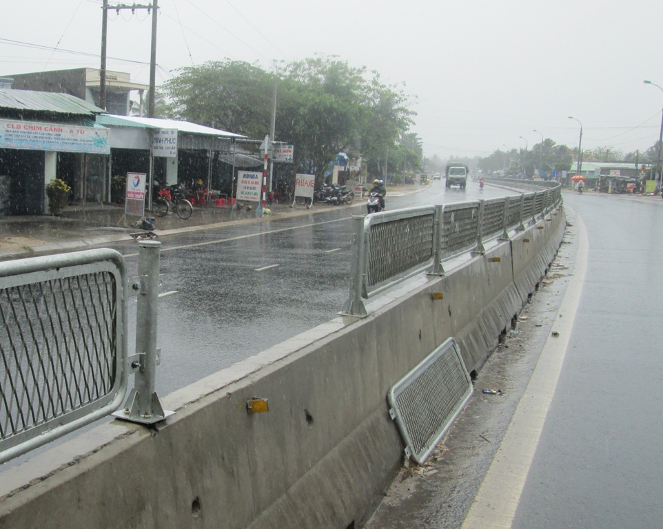 Không chịu đi vòng, dân lại phá dải phân cách Quốc lộ 1