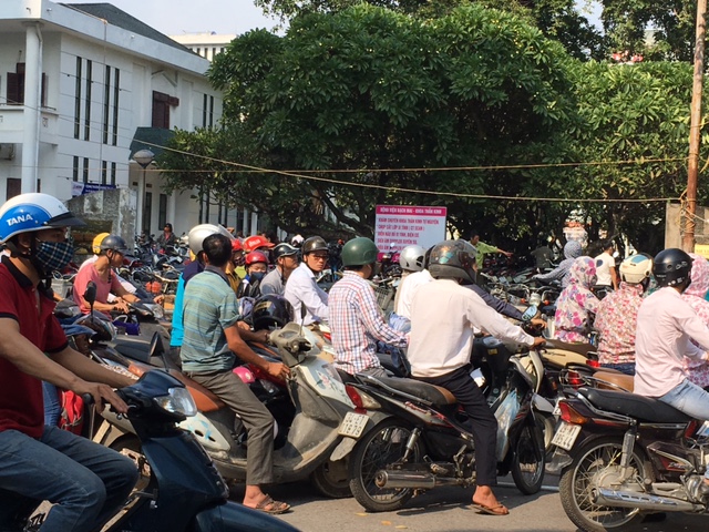 
Mỗi ng&agrave;y BV Bạch Mai tiếp nhận h&agrave;ng ng&agrave;n lượt bệnh nh&acirc;n c&ugrave;ng th&acirc;n nh&acirc;n tới kh&aacute;m, điều trị nhưng thiếu chỗ gửi xe
