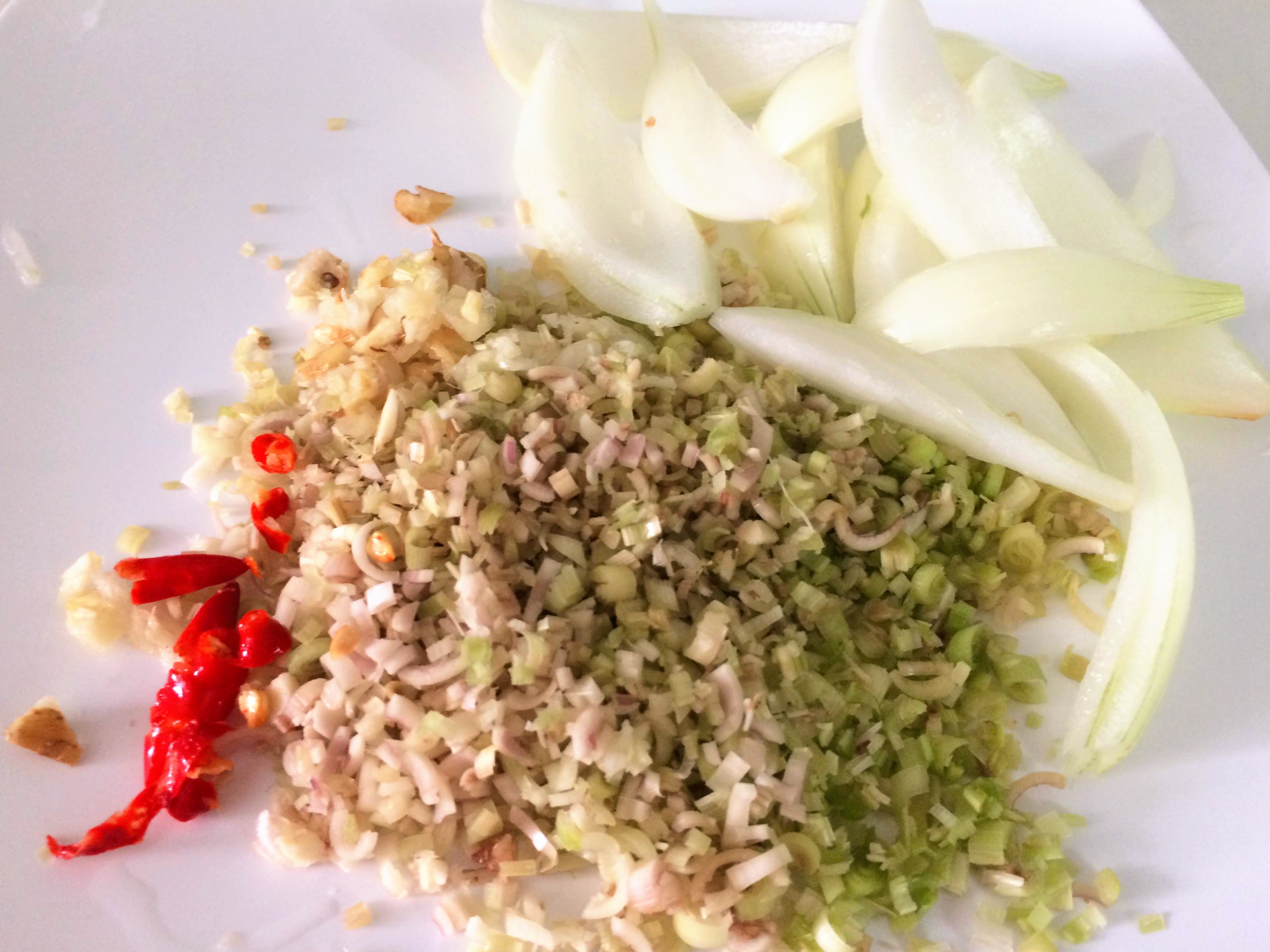 
Sả, ớt, c&agrave; ri... l&agrave; những gia vị kh&ocirc;ng thể thiếu cho m&oacute;n ếch x&agrave;o
