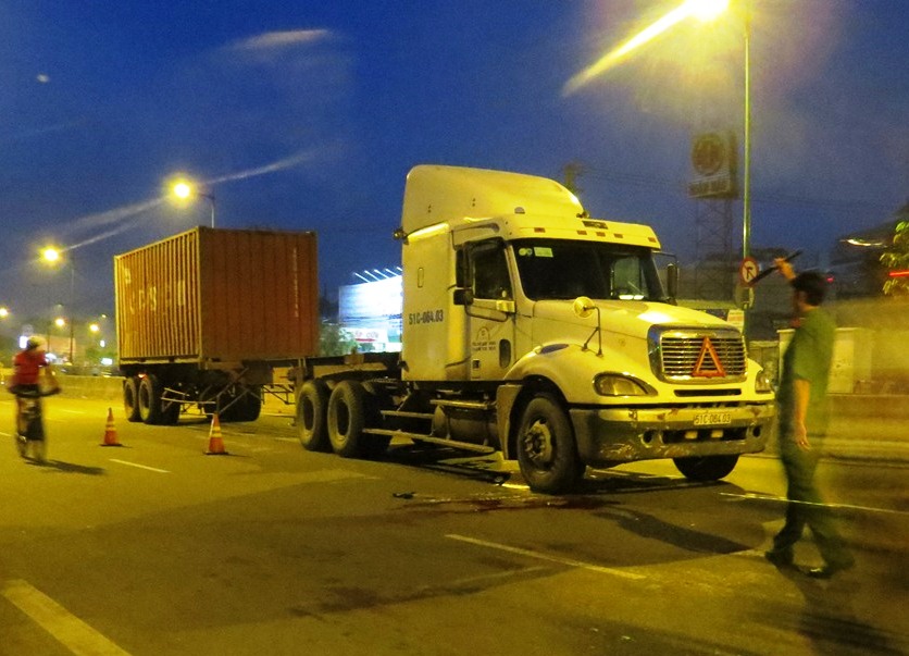 Va chạm xe đầu kéo trong làn ô tô, một người tử vong