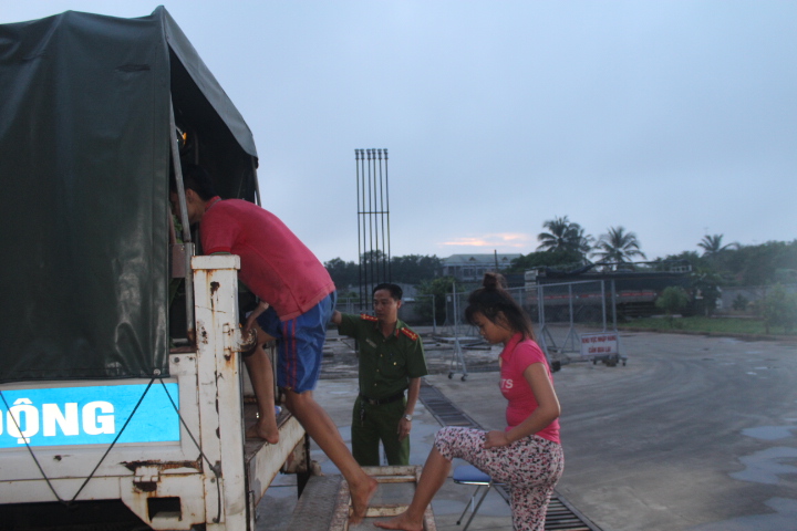 5 giờ s&aacute;ng, nhiều người nghiện nam, nữ vẫn tiếp tục được gom về