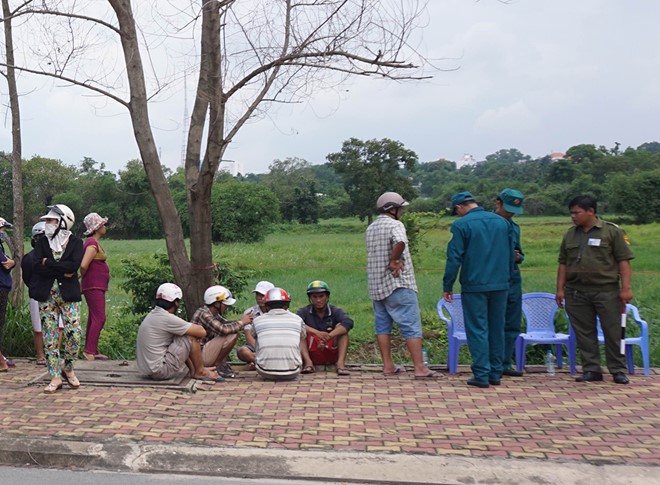 Nam thanh niên chết bên vũng máu trên đường