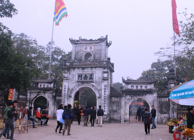 Bất ngờ với cảnh vắng lặng sáng ngày phát ấn đền Trần