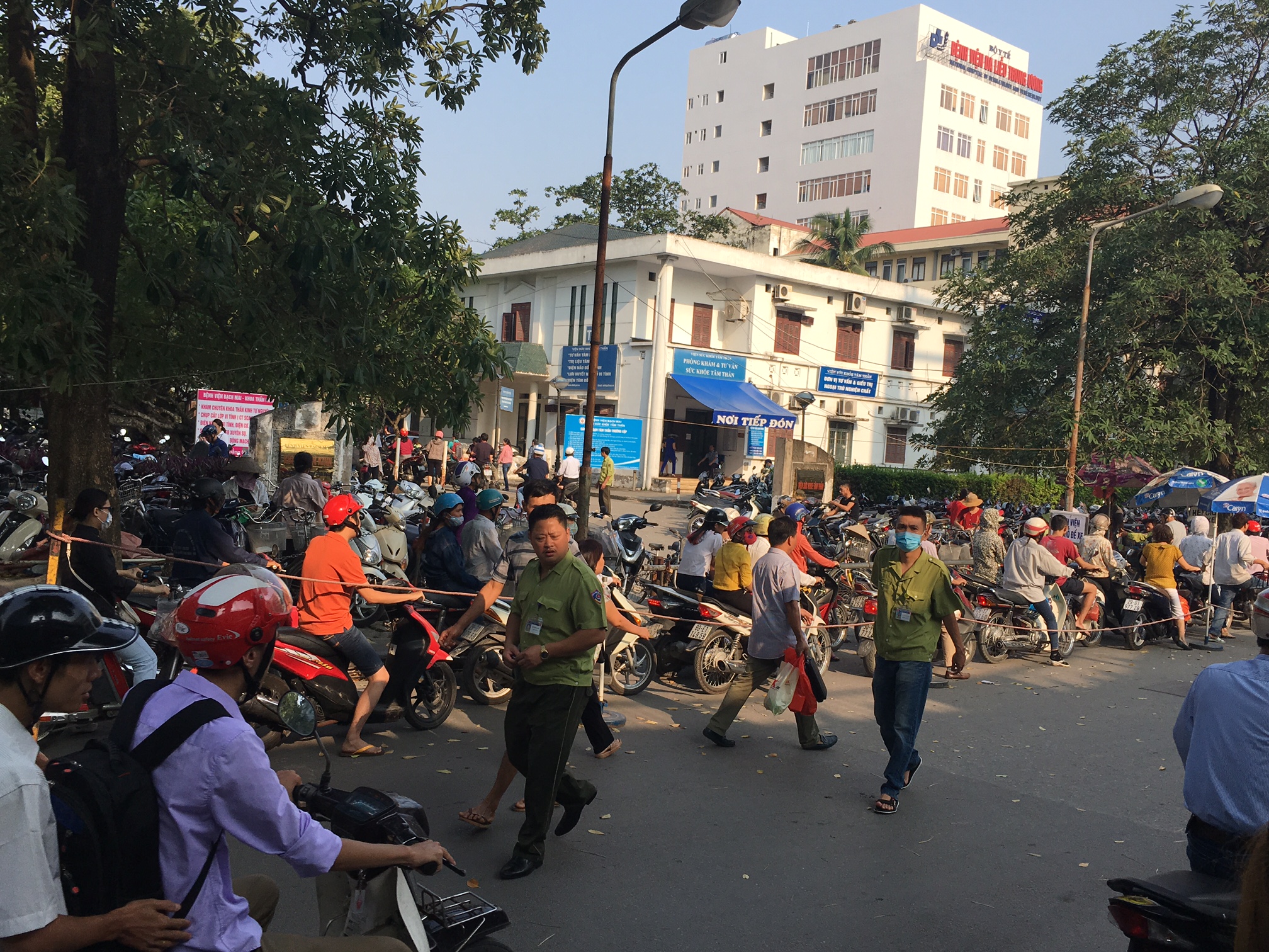 
Lực lượng bảo vệ đ&atilde; được huy động để ph&acirc;n l&agrave;n, hướng dẫn khu vực gửi xe cho người d&acirc;n đến kh&aacute;m v&agrave; l&agrave;m việc
