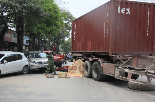 Xe container tuột rơ-moóc cán chết 1 phụ nữ