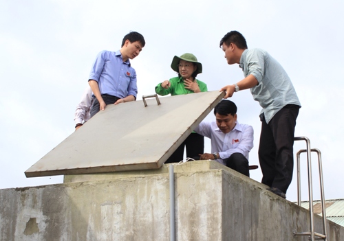 Bà Trương Thị Ánh, Phó Chủ tịch HĐND TP HCM kiểm tra một trạm cấp nước ở huyện Củ Chi