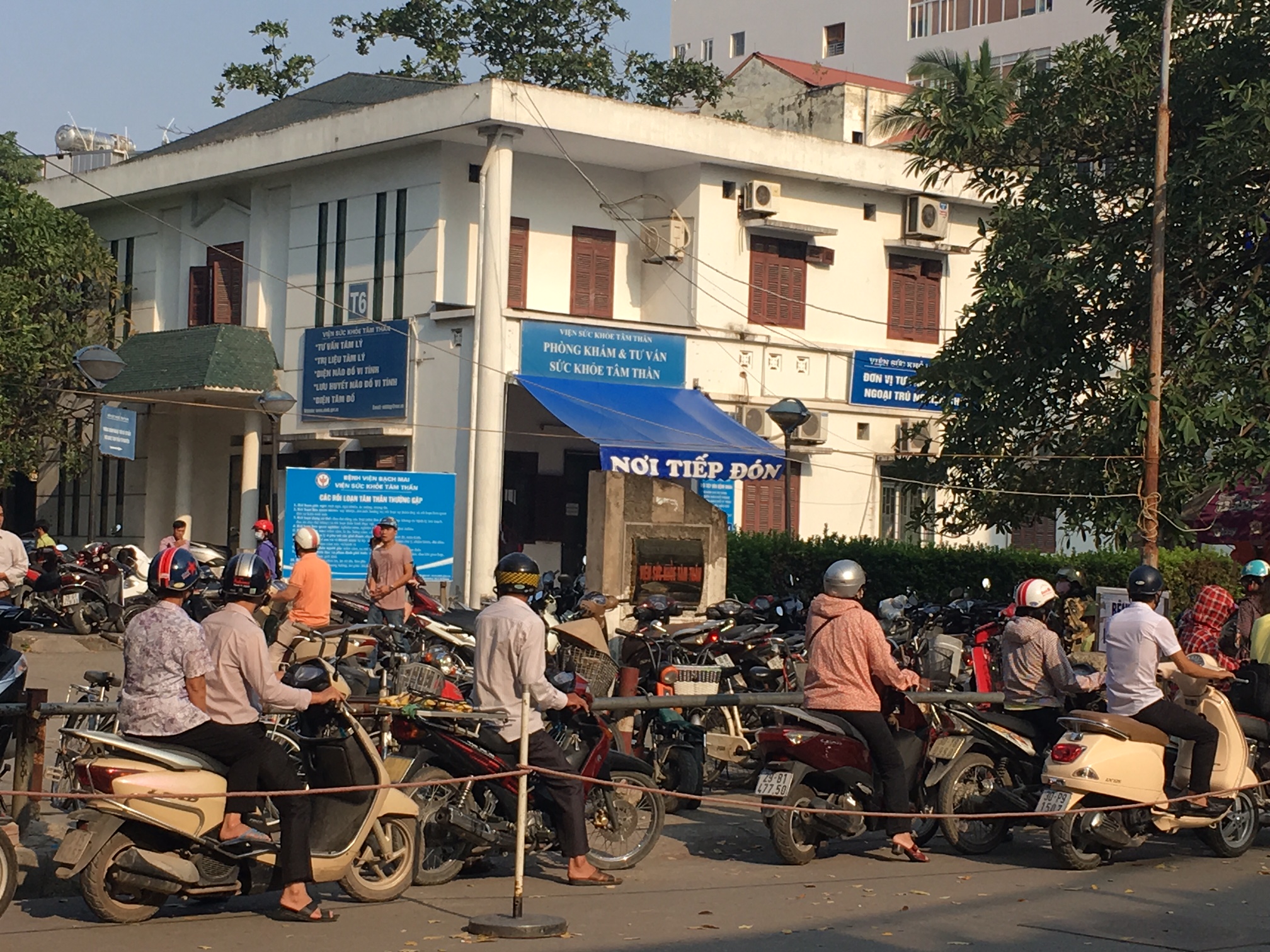 Hình ảnh đông đúc ở bãi gửi xe bệnh viện lớn nhất miền Bắc