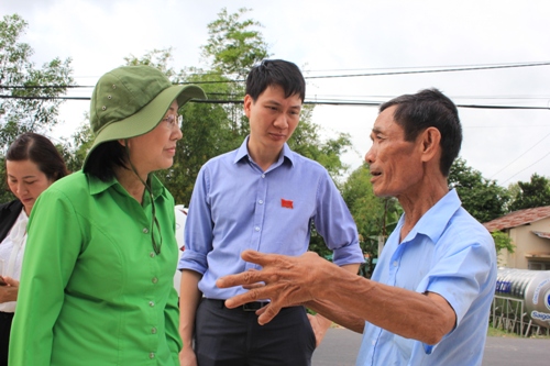 Người dân huyện Củ Chi cho biết giá nước sạch vẫn còn cao so với thu nhập hàng ngày nên chỉ sử dụng hạn chế