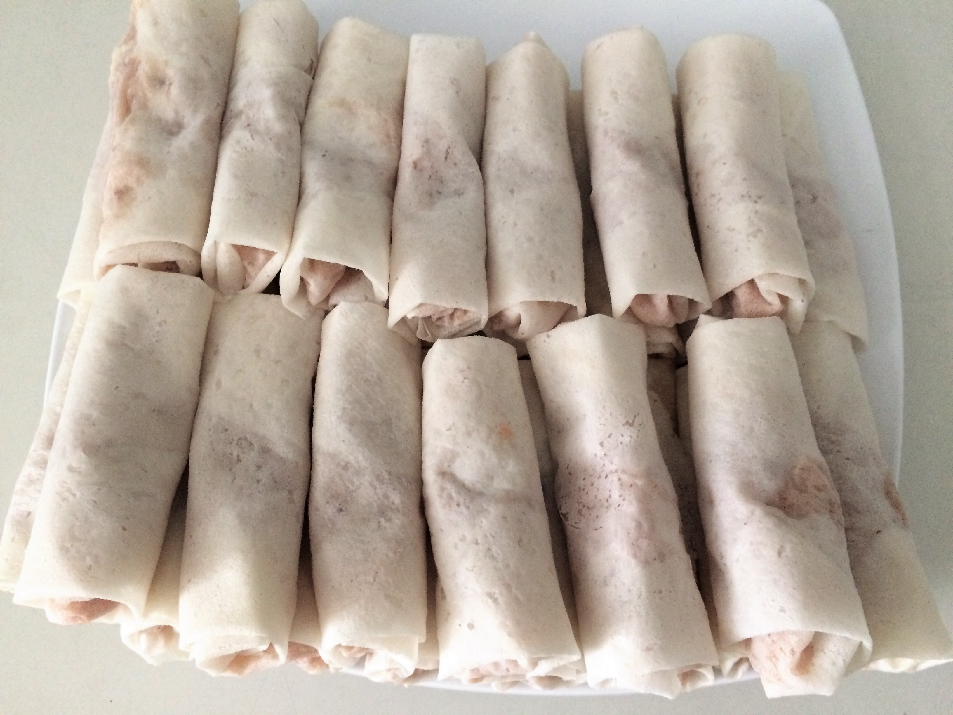 Cuốn chả giò với phần nhân thơm ngon