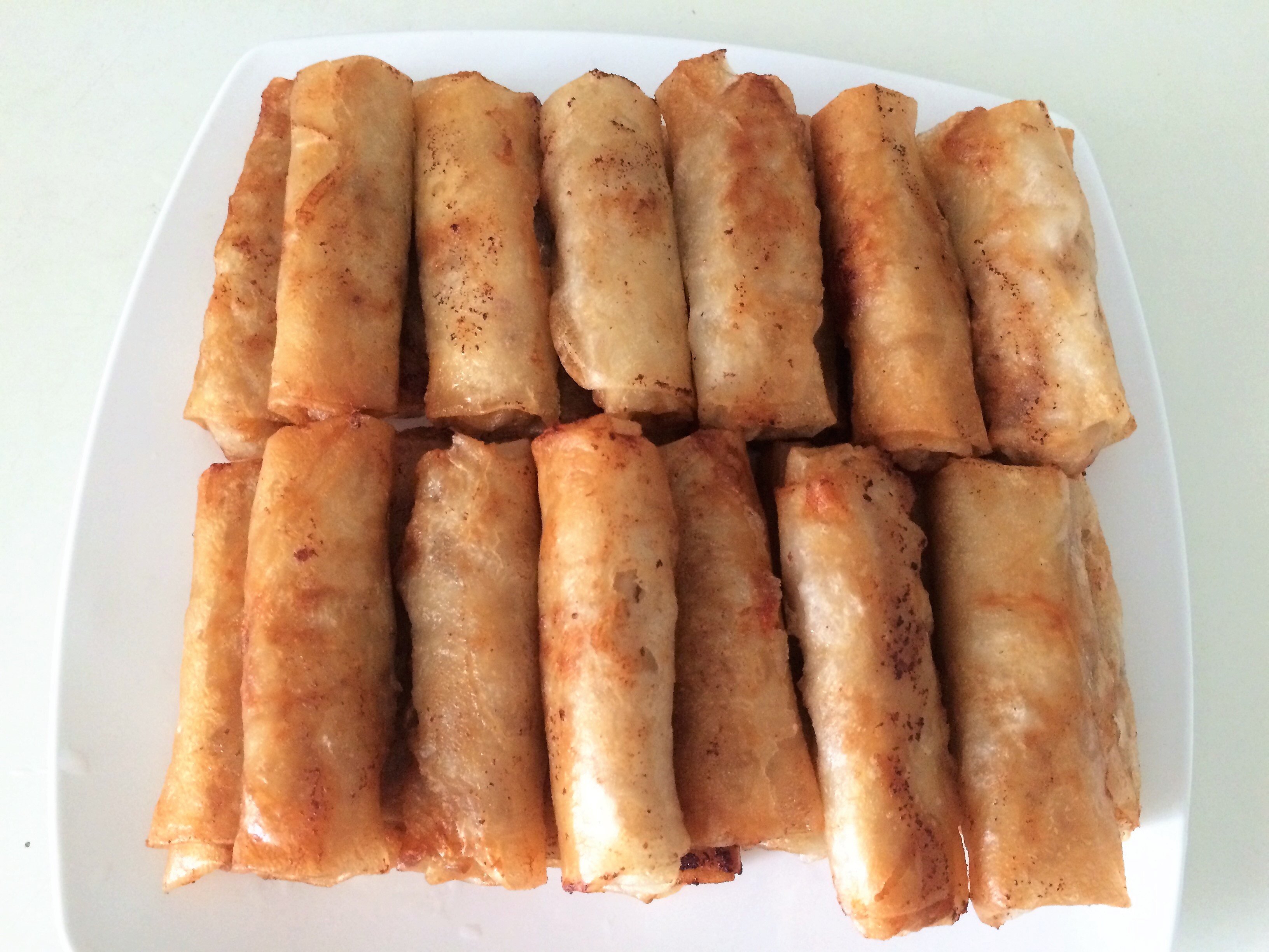 Chả giò vàng ươm, giòn rụm