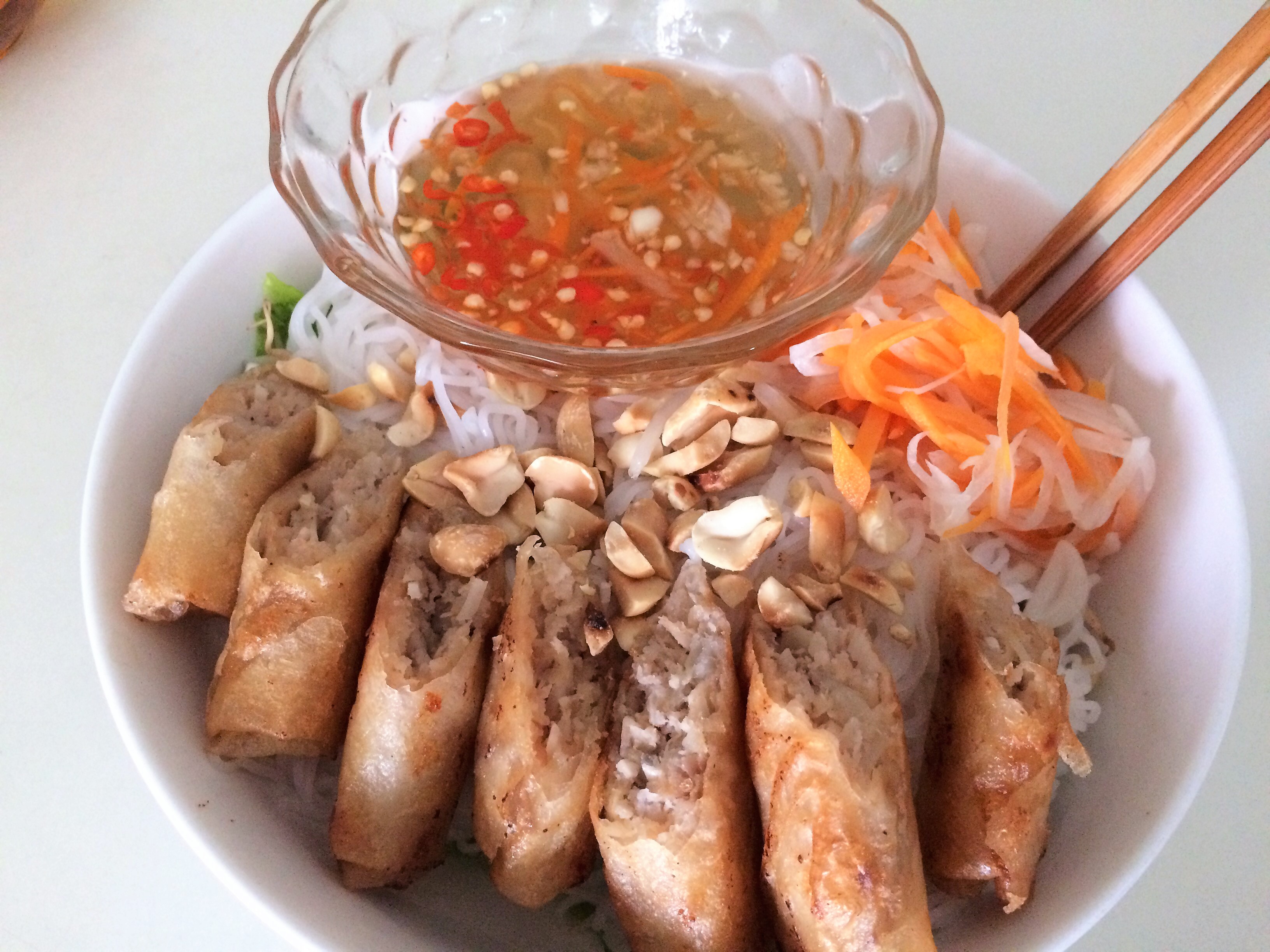 Ôi món bún chả giò “thần thánh” ngày nào!