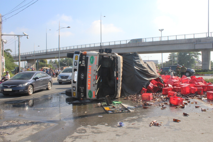Chiếc xe tải lật ngang