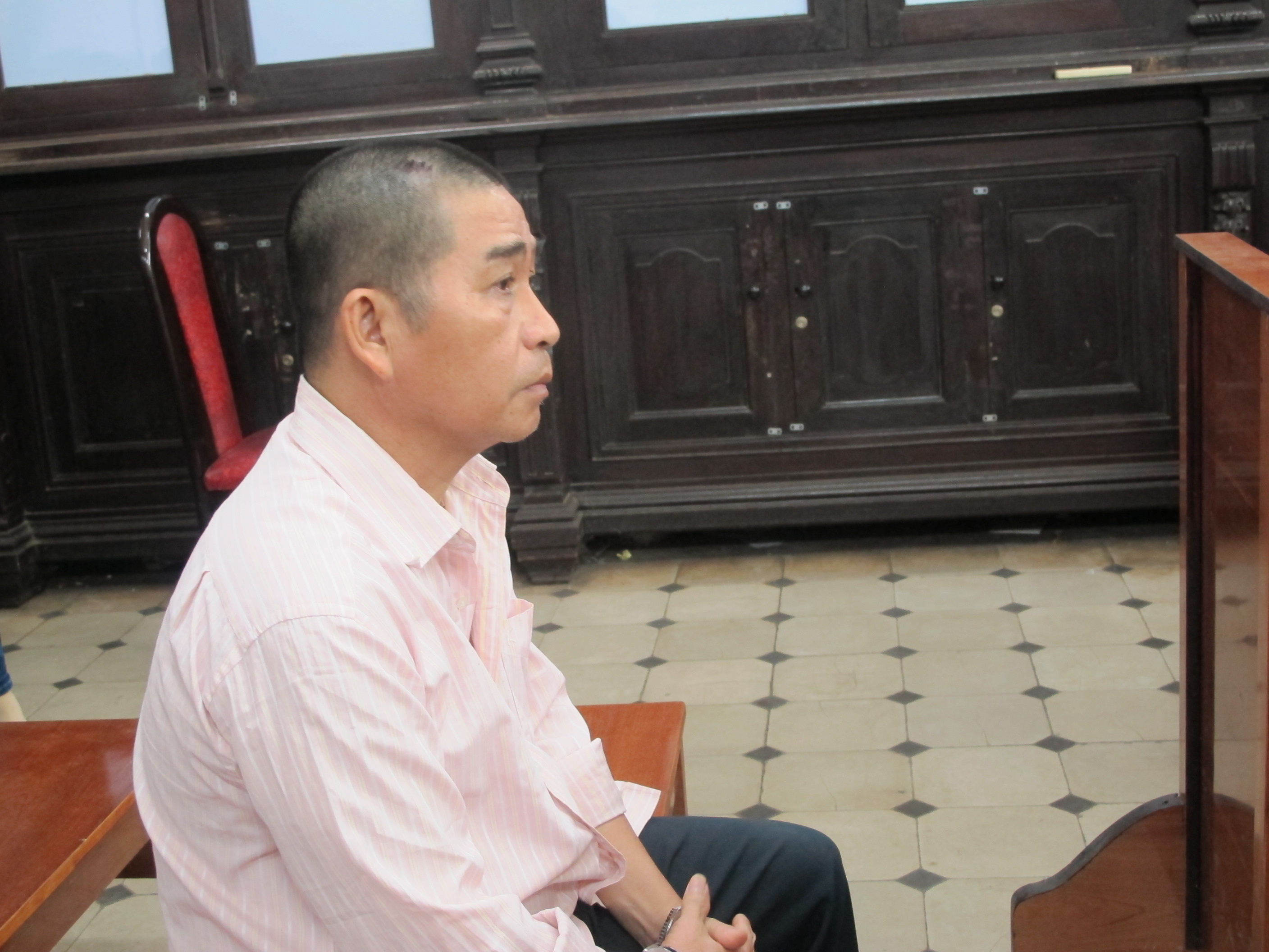 Không kiềm chế được khi thấy vợ ân ái với người khác, Huệ dùng dao đâm chết tình địch