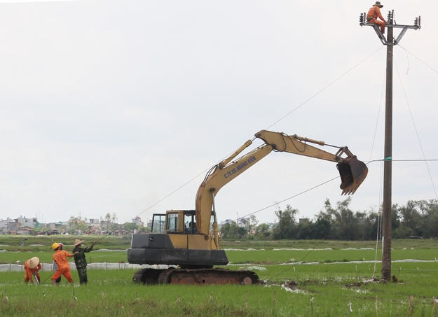 Sửa đường điện sau bão số 1, một công nhân thiệt mạng