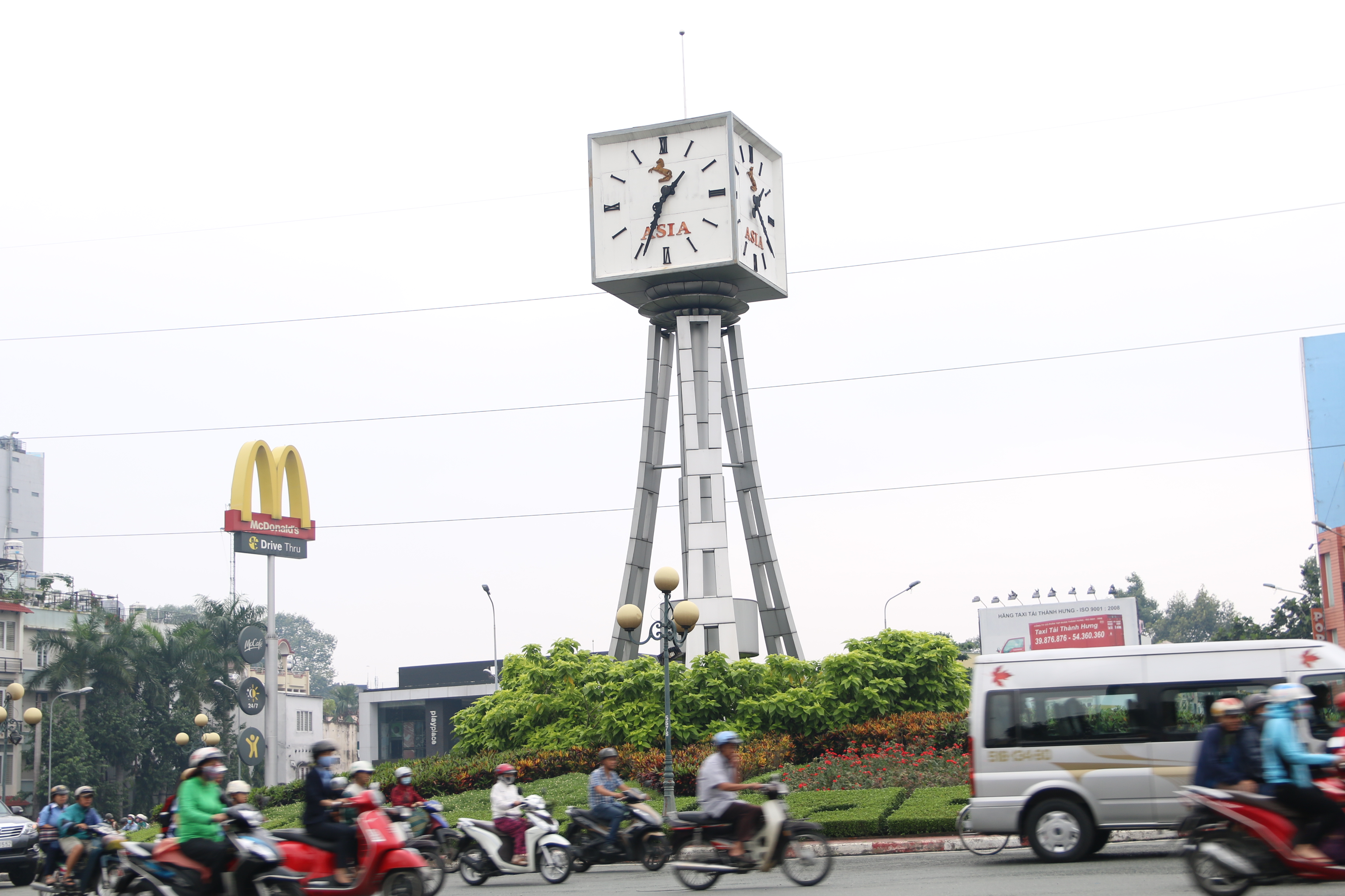 
Ảnh chụp l&uacute;c 6 giờ 10 ph&uacute;t ng&agrave;y 12-10 nhưng kim đồng hồ lại chỉ l&uacute;c 2 giờ 34 ph&uacute;t.
