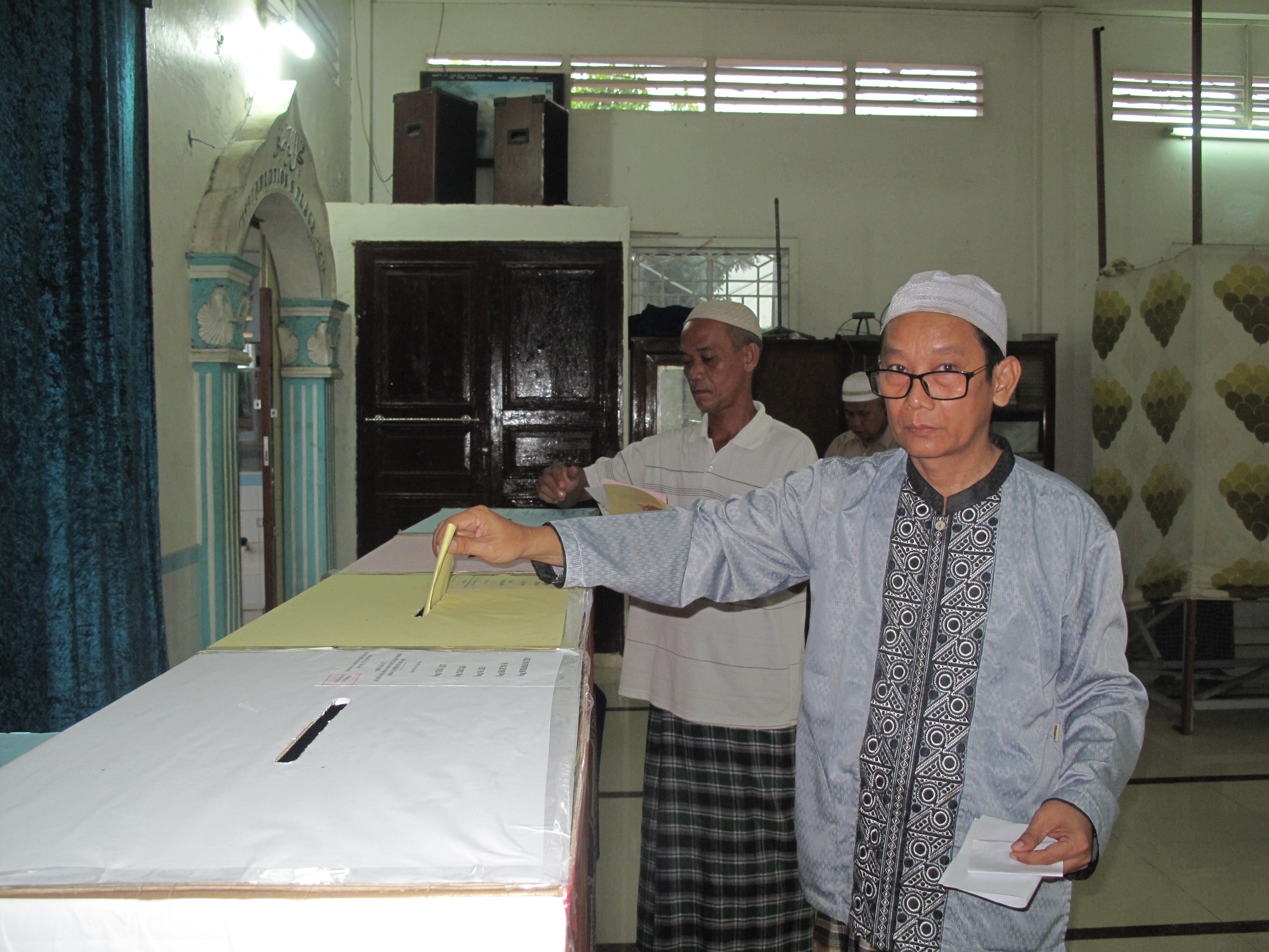Cử tri người Chăm ở An Giang vui vẻ đi bầu