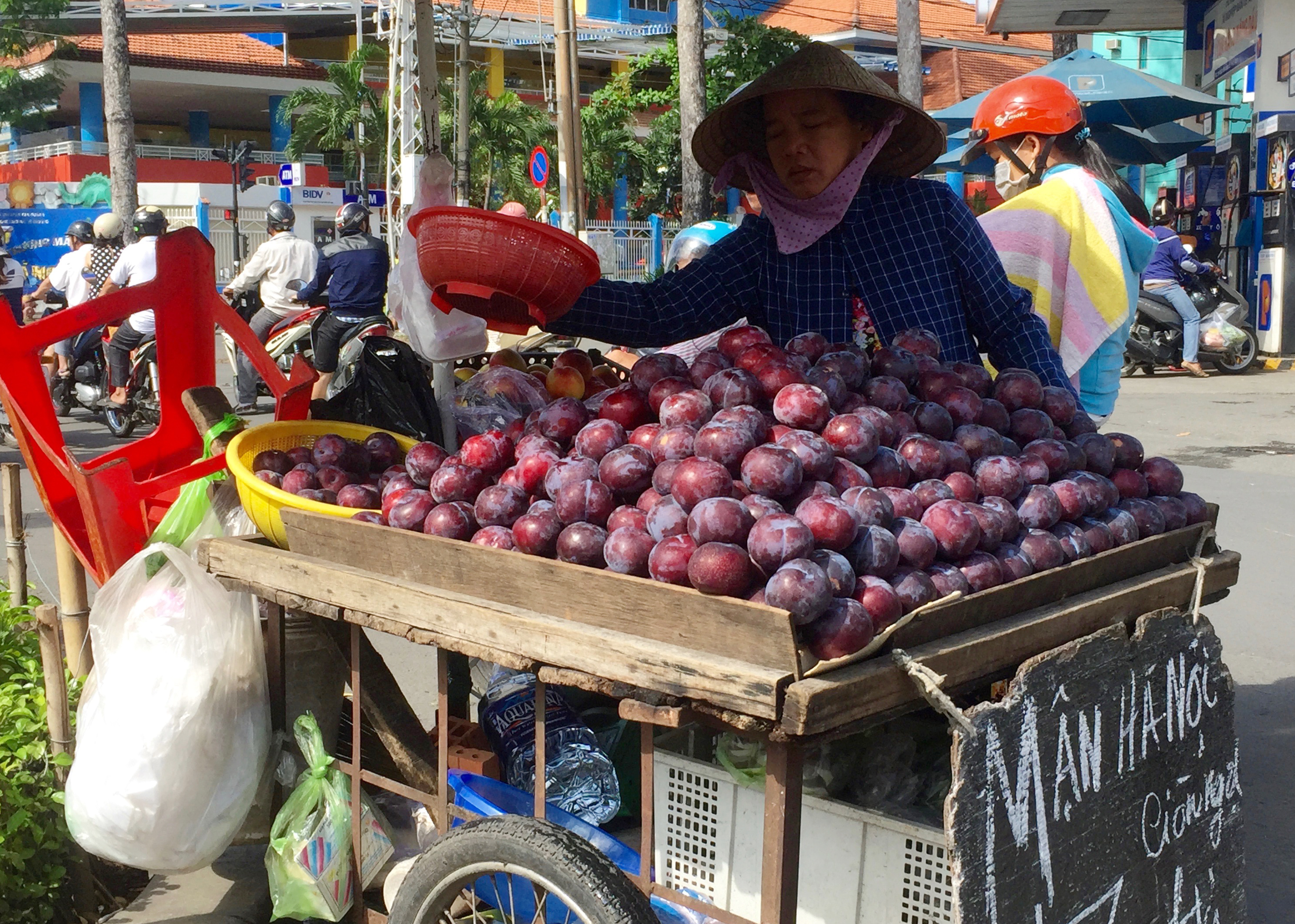 Mận Trung Quốc gắn mác Hà Nội trên đường phố Sài Gòn