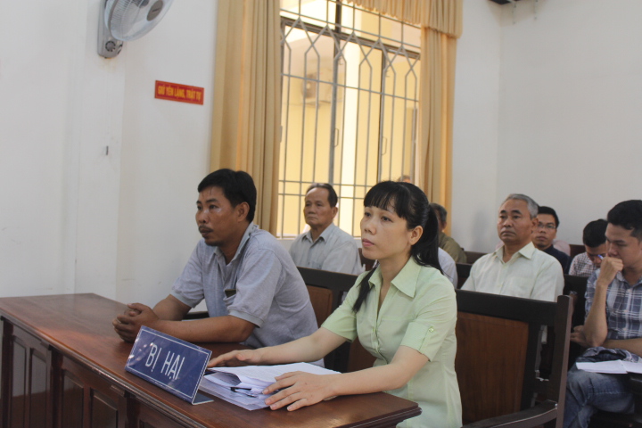 Bị hại là bà Nguyễn Thị Ánh Ngọc đến tham dự tòa từ sớm