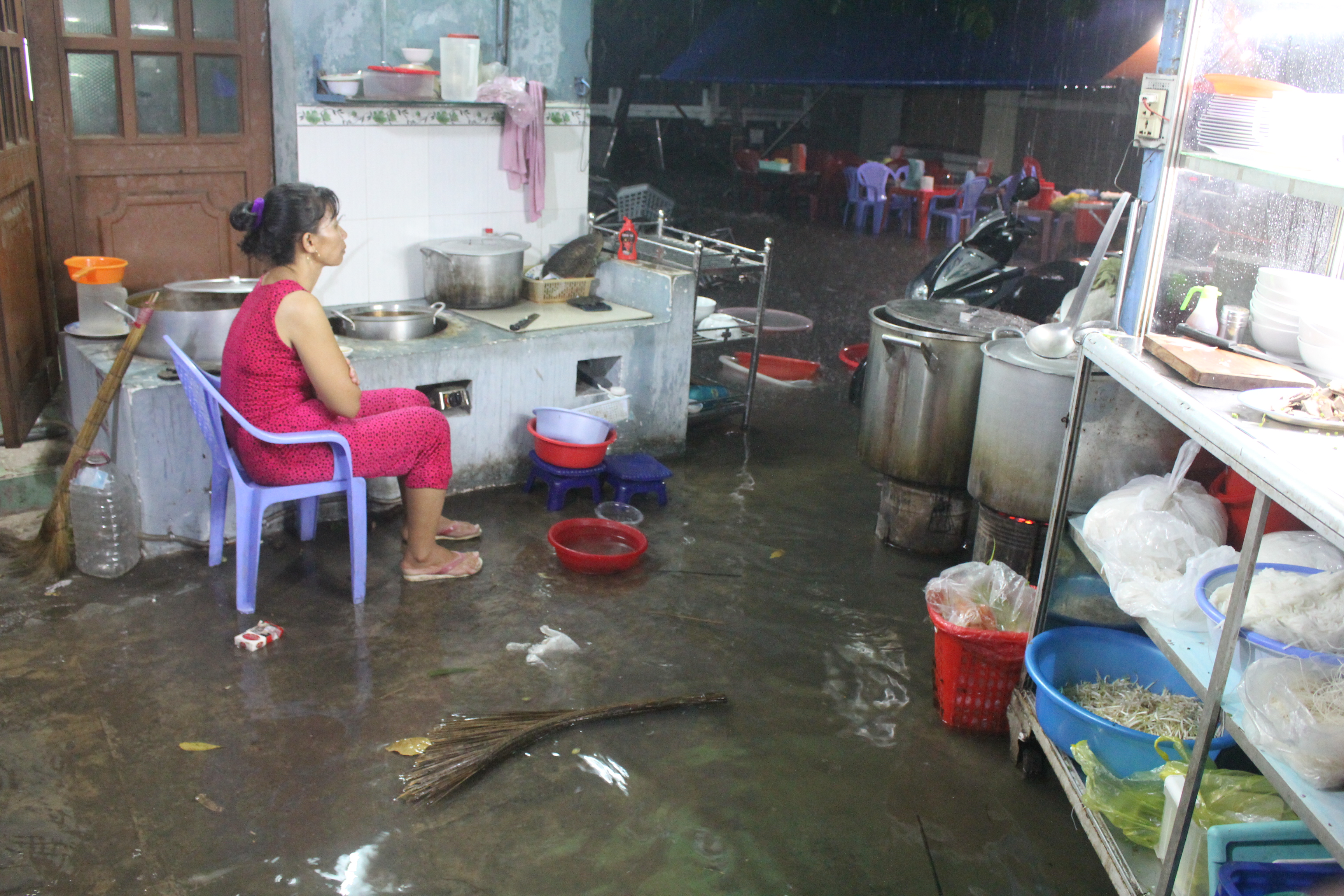 Người phụ nữ buồn rầu vì nước ngập, quán ăn ế ẩm trên Quốc lộ 13, quận Thủ Đức