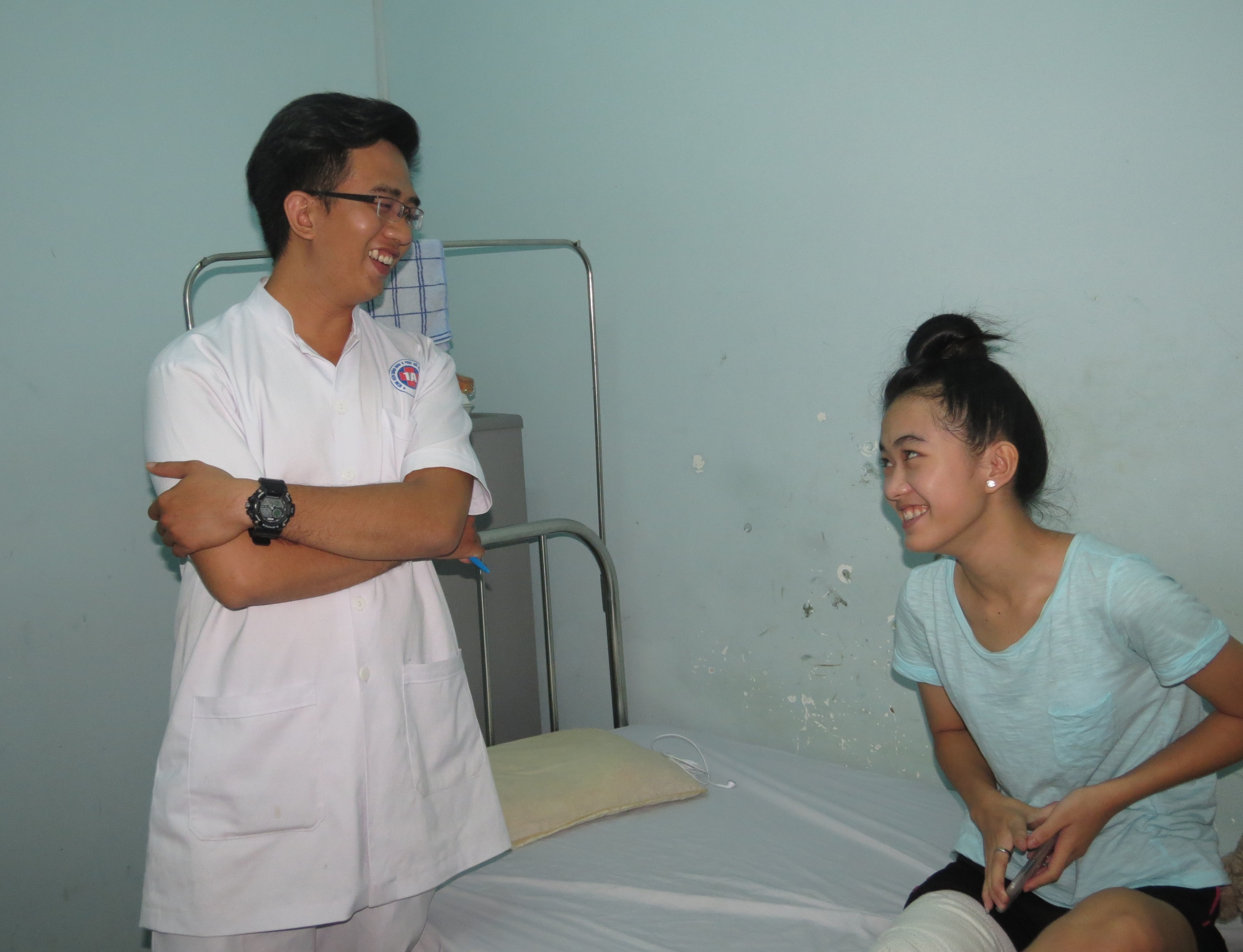 Nữ sinh bị cưa chân tươi cười trong ngày xuất viện