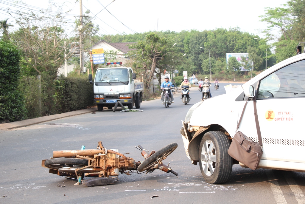Tông vào taxi văng xa hơn 10 mét, 2 người thương vong