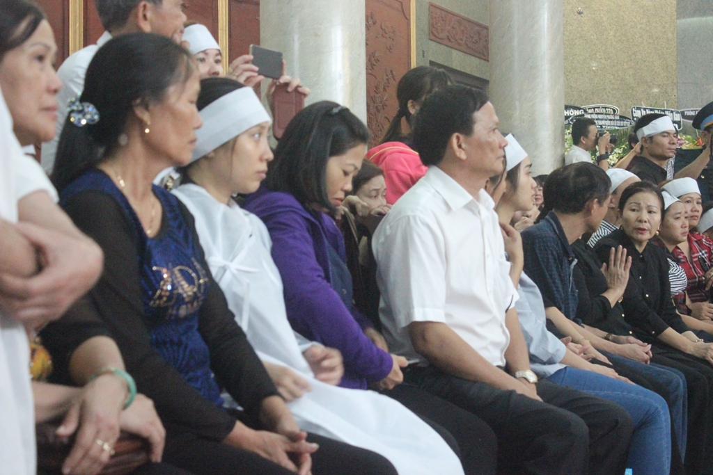 Nhiều bạn bè và người thân từ Hà Nam, Thanh Hoá, Khánh Hoà cũng đến nói lời từ biệt cuối cùng với các anh. Chị Minh, bạn Trung úy Đặng Đình Duy, viết trong sổ tang: Hãy an nghỉ anh nhé. Anh là người hùng của đất nước