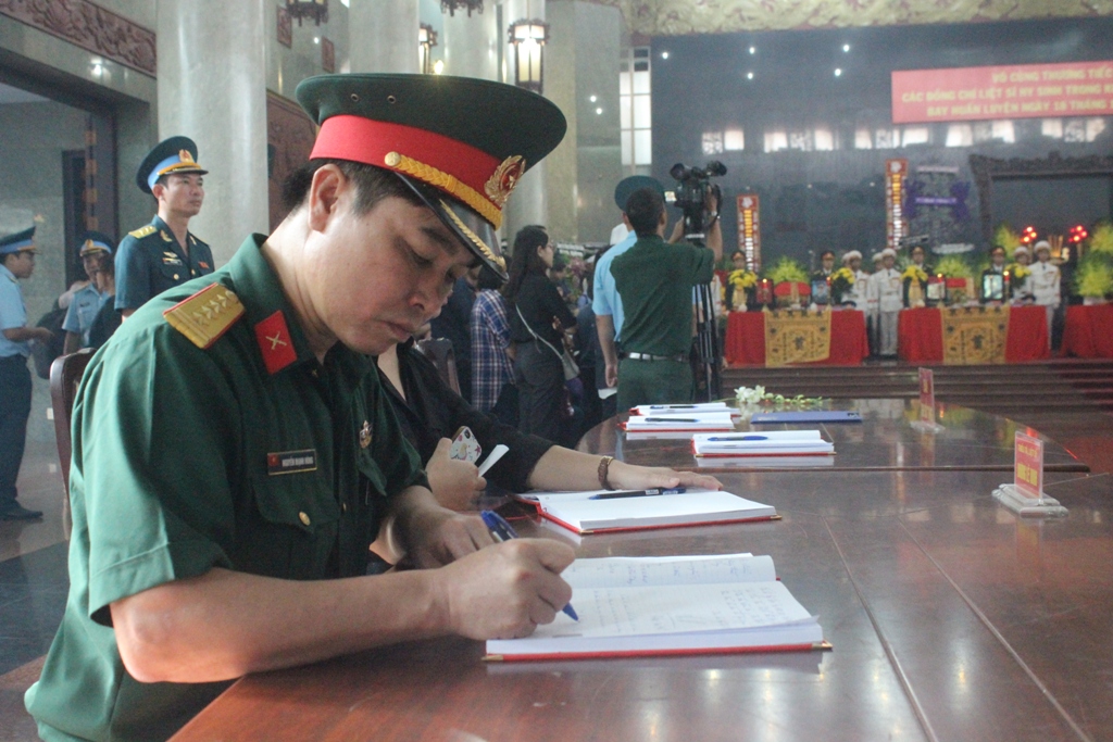 Trong sổ tang, nhiều đồng đội của các anh, viết: “Mọi người luôn nghĩ về các anh, những phi công ưu tú, một người đồng chí, người bạn chân thành”.