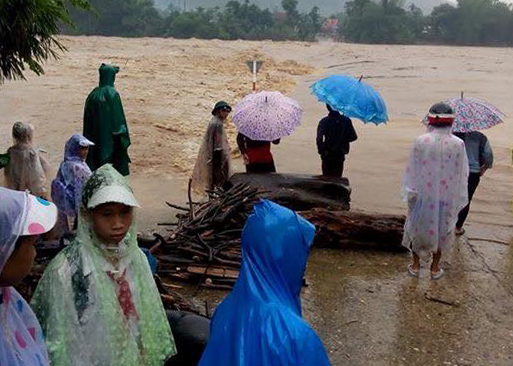 Lũ nhấn chìm cầu sông Rin (thị trấn Di Lăng, huyện Sơn Hà, tỉnh Quảng Ngãi) chiều 15-12. Ảnh: CTV
