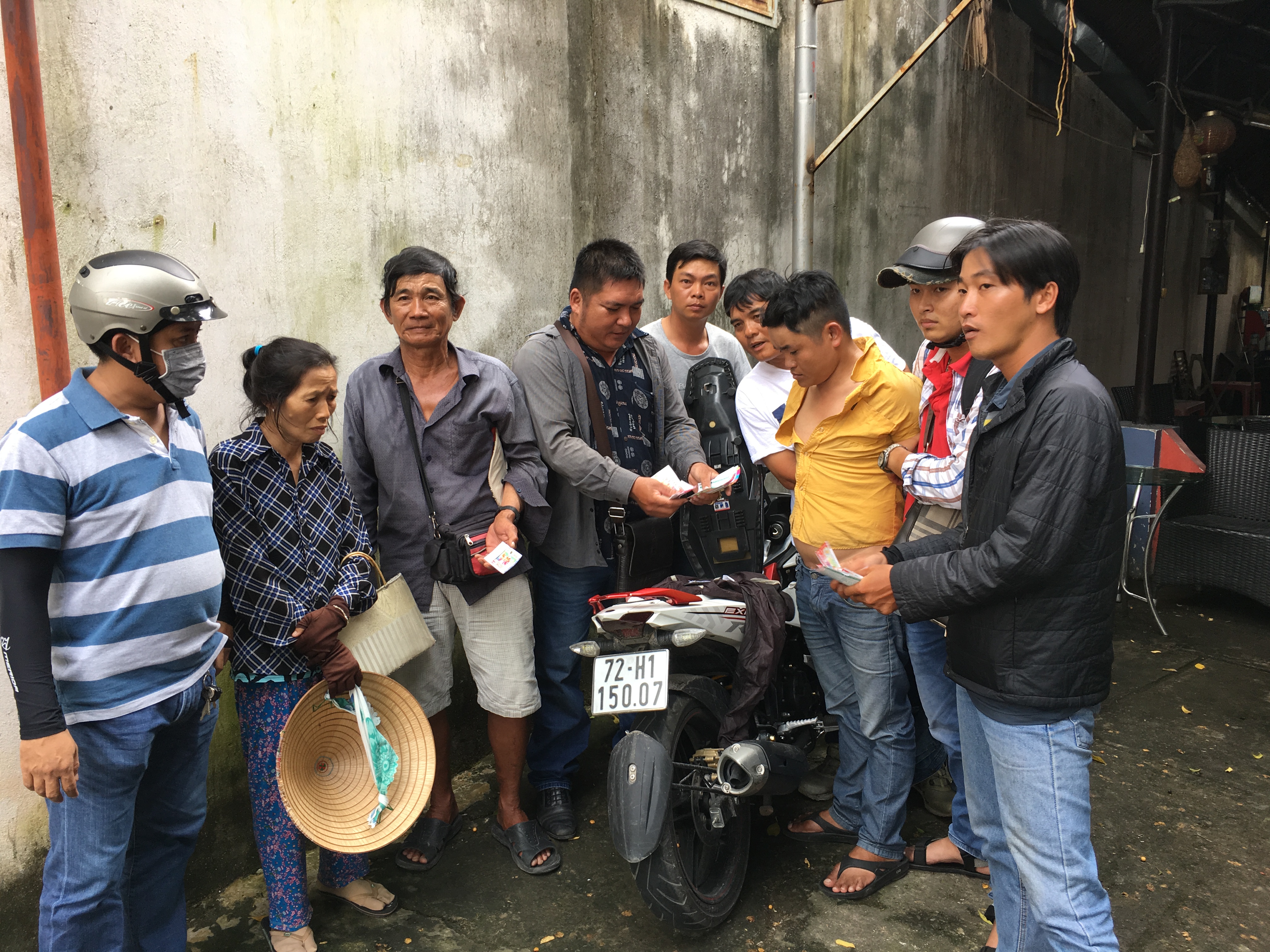 
Hai người b&aacute;n v&eacute; số bị lừa (thứ 2 v&agrave; 3 từ tr&aacute;i sang) c&ugrave;ng c&aacute;c hiệp sĩ v&agrave; đối tượng (mặc &aacute;o v&agrave;ng)
